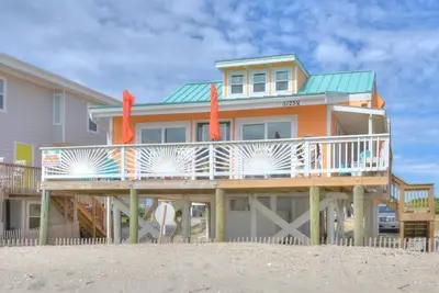 Image de Beau, rénové, charmant 6 chambres / 2. 5 salles de bain, Oceanfront Home-Sleeps 15