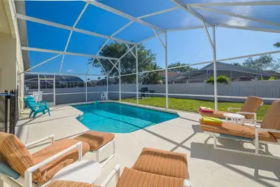 Image de Piscine privée à la maison avec salle de jeux dans une communauté calme et sécurisée près de Disney