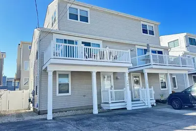 Image de Vrai beachblock. 5ème maison de la plage sans rues à traverser! Maison de ville de 4 chambres à coucher, 2 salles de bain, grande terrasse avec vue sur l'océan,