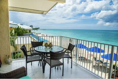 Image de Condo Oceanfront unique sur 7-Mile-Beach. Balcon privé. Cayman Reef Resort # 30