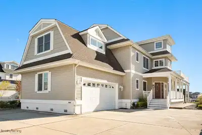 Image de Relax & Unwind Bayfront Home - 7 places de stationnement dans la rue, un garage pour 2 voitures, deux cales de bateau