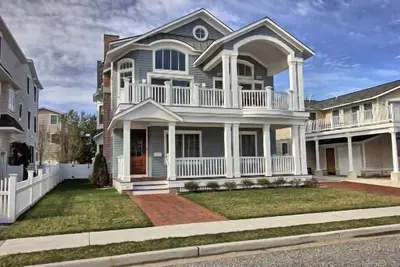 Image de Magnifique Maison Beachblock Avec Vue Sur La Mer, Piscine CHAUFFÉE Et Ascenseur!