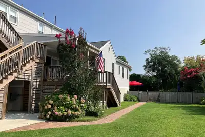 Image de Pool, Une retraite de vacances incroyable. Seulement 2 1/2 pâtés de maisons de la plage, 3 pâtés de maisons du centre-ville des magasins, des restaurants et des divertissements. Courte promenade vers le terrain de loisirs. . . tennis, baseball, basketba.
