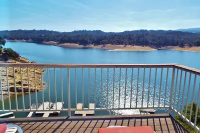 Image de Westra's Waterfront Abode avec quai privé, WiFi sur un cul de sac!