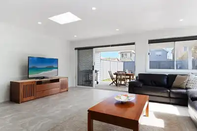 Image de 'Birubi Breezes', 2/7 Fitzroy St - Grand duplex avec climatisation, Wifi et à seulement 5 minutes à pied de la plage