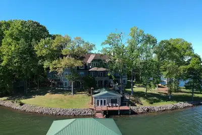 Image de Domaine familial de sept chambres avec bateau.