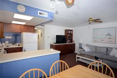 Image de Condo spacieux de 3 chambres aux couleurs fraîches avec Wi-Fi gratuit situé au centre-ville et à moins d'un pâté de maisons de la plage!