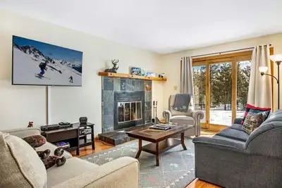 Image de Central To All Skiing - Vues sur les montagnes - Cheminée à bois - Piscine, bain à remous et sauna - Salle de jeux