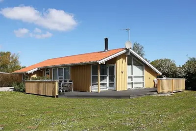 Image de Belle maison en bois sur la pelouse, avec bain à remous, sauna, four et wifi