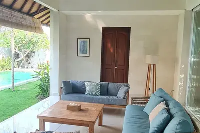 Image de La Villa Dimaya est une villa de deux étages entourée de rizières qui vous procure le calme et la tranquillité. C’est une villa de luxe de style balinais avec salon ouvert, plafond ouvert. . .