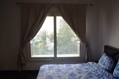 Image de Appartement 1br confortable 88m au Village Compound, près du centre commercial Auc & Point 90