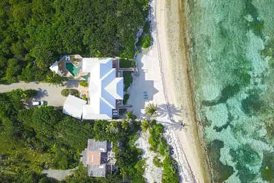 Image de Hilltime: Rum Point Villa avec piscine, large plage et terrasses en bord de mer