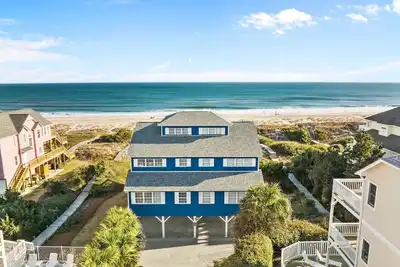 Image de Duplex en front de mer accueillant avec accès à la piscine communautaire et à la plage privée