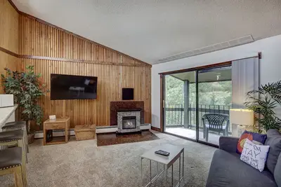 Image de Nouvelle liste! Nouveau remodeler! Mises à niveau à gogo, accès au bain à remous, près des pistes et du bus!