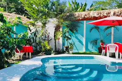 Image de Espace frais et fonctionnel dans un jardin tropical