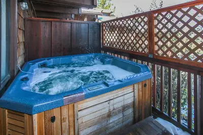 Image de Maison de ville Snow Summit - 2br / 1. 5ba / bain à remous / WiFi / marche jusqu'aux pistes / location de ski / planche gratuite