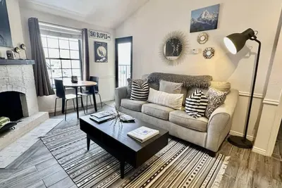 Image de Condo nouvellement rénové et meublé à pied aux ascenseurs Pcmr!