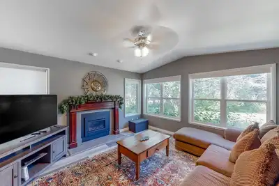 Image de Maison familiale avec barbecue à gaz et terrasse, proche de Ketchum et Sun Valley!