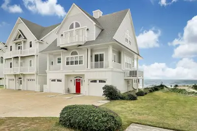 Image de Récemment rénové Oceanfront Dream Home avec bain à remous Sleeps 20