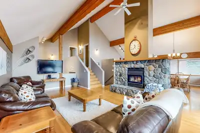 Image de Nouvelle Liste! Chalet indépendant aux pieds des pistes avec bain à remous privé et vue sur la montagne