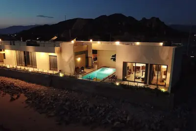 Image de Bungalow exclusif face à la mer avec piscine à débordement