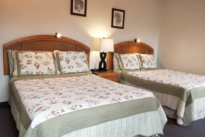 Image de Alpine Meadows Lodge - Chambre double avec deux lits doubles -1