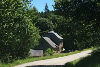 Image de Grange de campagne française près des lacs, sentiers de randonnée et golf