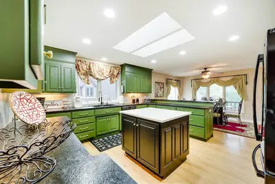 Image de Nouveau! Maison Bella Vista avec terrasse et vue sur le lac Windsor!