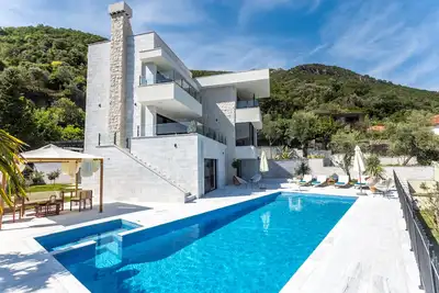 Image de Villa exquise avec piscine, sauna et terrasse sur le toit avec barbecue et vue sur la mer