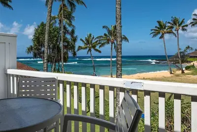 Image de 2-Level Ocean’s Edge Bliss! Spacious, 2 Lanais, WiFi, modern Kitchen, Flat Screens–Kiahuna 2189
