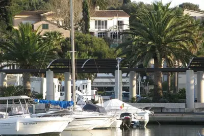 Image de Maison avec deux ou quatre chambres à coucher à 5 min de la marina
