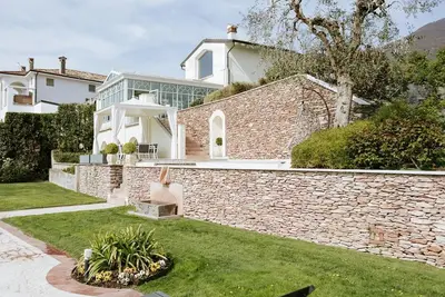 Image de villa de vacances en italie, lombardie, lacs italiens, lac de garde, piscine, vue, huile d'olive, villa de vacances