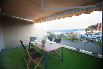 Image de Au niveau de la mer et surplombant la plage. Appartement avec terrasse et 8 heures de soleil