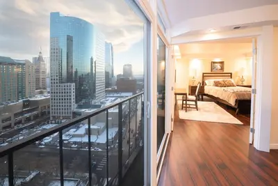 Image de Condo du centre-ville rénové-14e étage-piscine \/ salle de gym-Vues incroyables