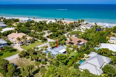Image de Beach Home avec emplacement incroyable!