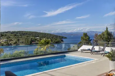 Image de Villa Captain's house on Solta island with heated pool, jacuzzi, sea views