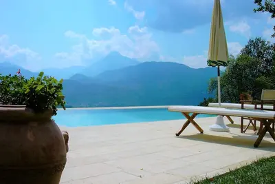 Barga, avec piscine privée et vue magnifique. Recharge des voitures électriques.