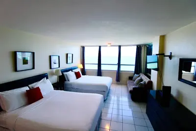 Image de Studio en bord de mer avec vue sur l'océan, accès facile à la plage, piscine partagée et plus encore!