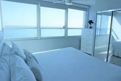 Image de Condo mignon en bord de mer avec piscine, bar et salle de gym partagés!