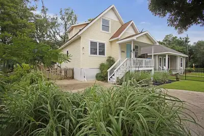 Image de Lazy Lemon Cottage - À quelques pas de la plage de cette maison récemment rénovée!