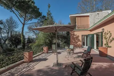 Image de Villa avec jardin privé et vue sur la rue Pierre est au coeur de Rome