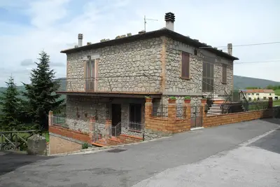 Image de Village médiéval typique perché sur une colline.
