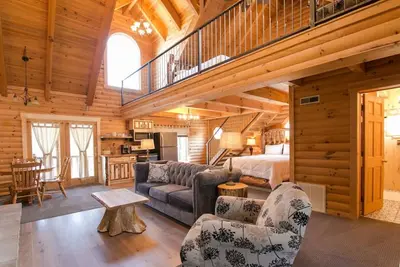 Image de Cabine de luxe avec cheminée, bain à remous et salon, et plus encore!