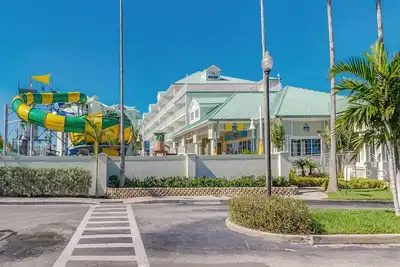 Image de 2/2 - Port de plaisance à la borne 33, unité 5514, à 3 minutes à pied de la plage, 4 laissez-passer quotidiens pour le parc