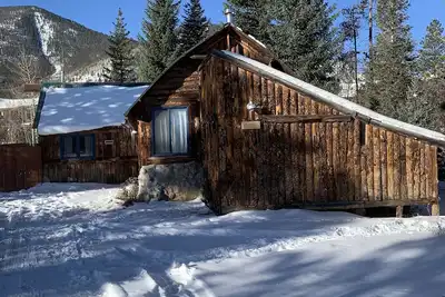Image de Belle cabine à Frisco. Marcher en ville. Vélo et ski de la porte d'entrée.