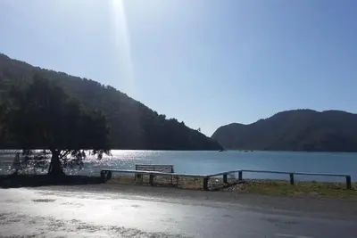 Image de Baie d'Okiwi devant la plage bach