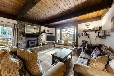 Image de Condo de montagne avec foyer au bois et bain à remous partagé - marchez jusqu'aux ascenseurs!
