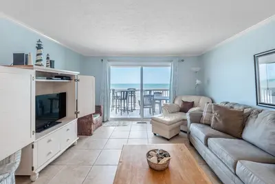 Image de La vie est bonne: Kure Beach Oceanfront unité avec chauffée intérieure et 2 piscines extérieures