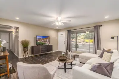 Image de Cal King Modern Scottsdale Oasis