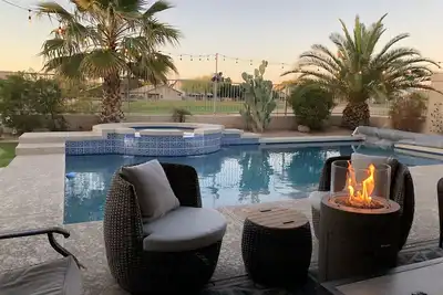 Image de Piscine chauffée sans frais avec 3 lits, 2 salles de bain et un coin de détente sur le parcours de golf